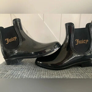 7M JUICY COUTURE Rori Black Gold Sparkle Ankle Rain Boots.
